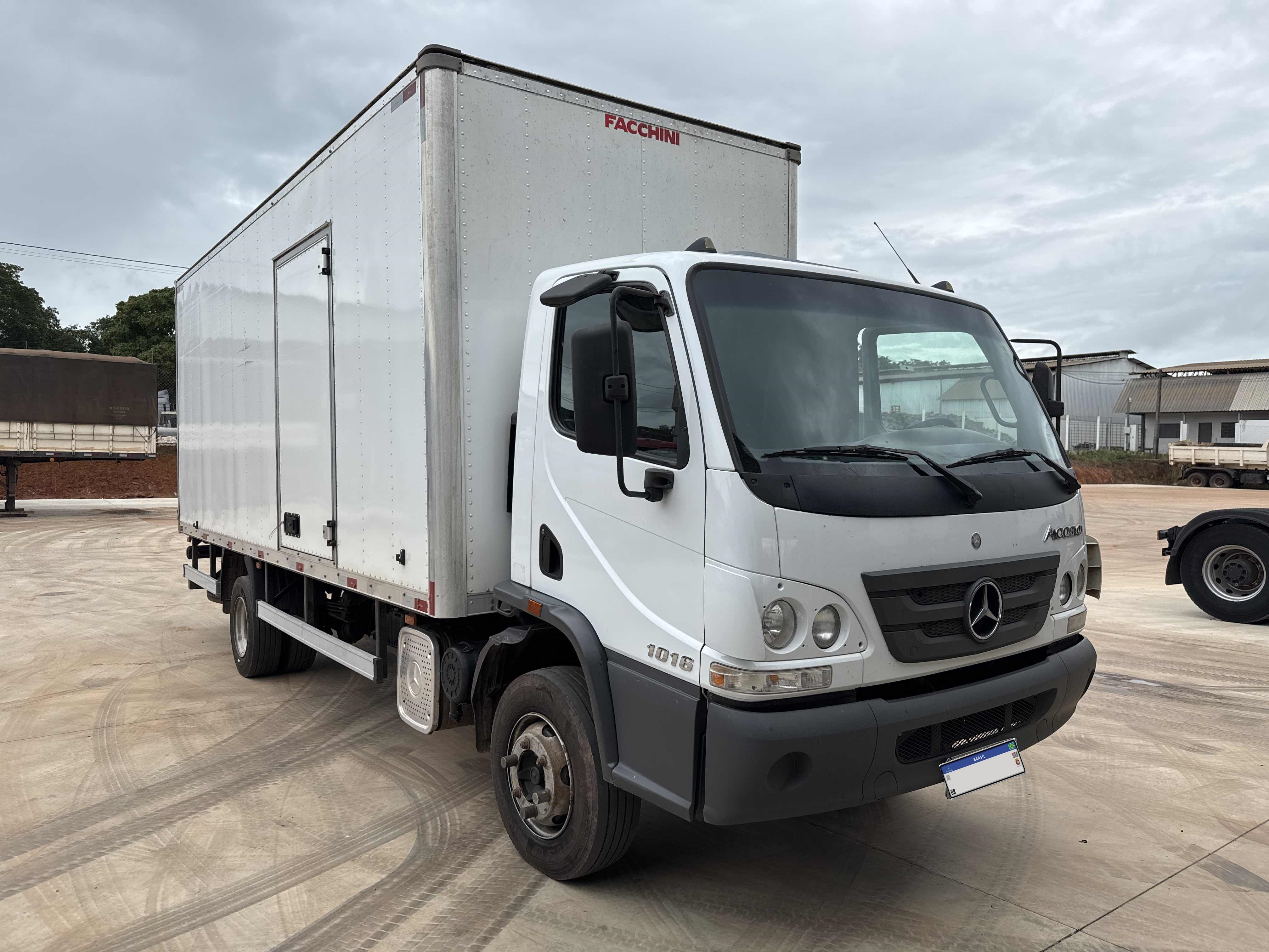 Mercedes-Benz Accelo 1016 CE 4x2 21/21